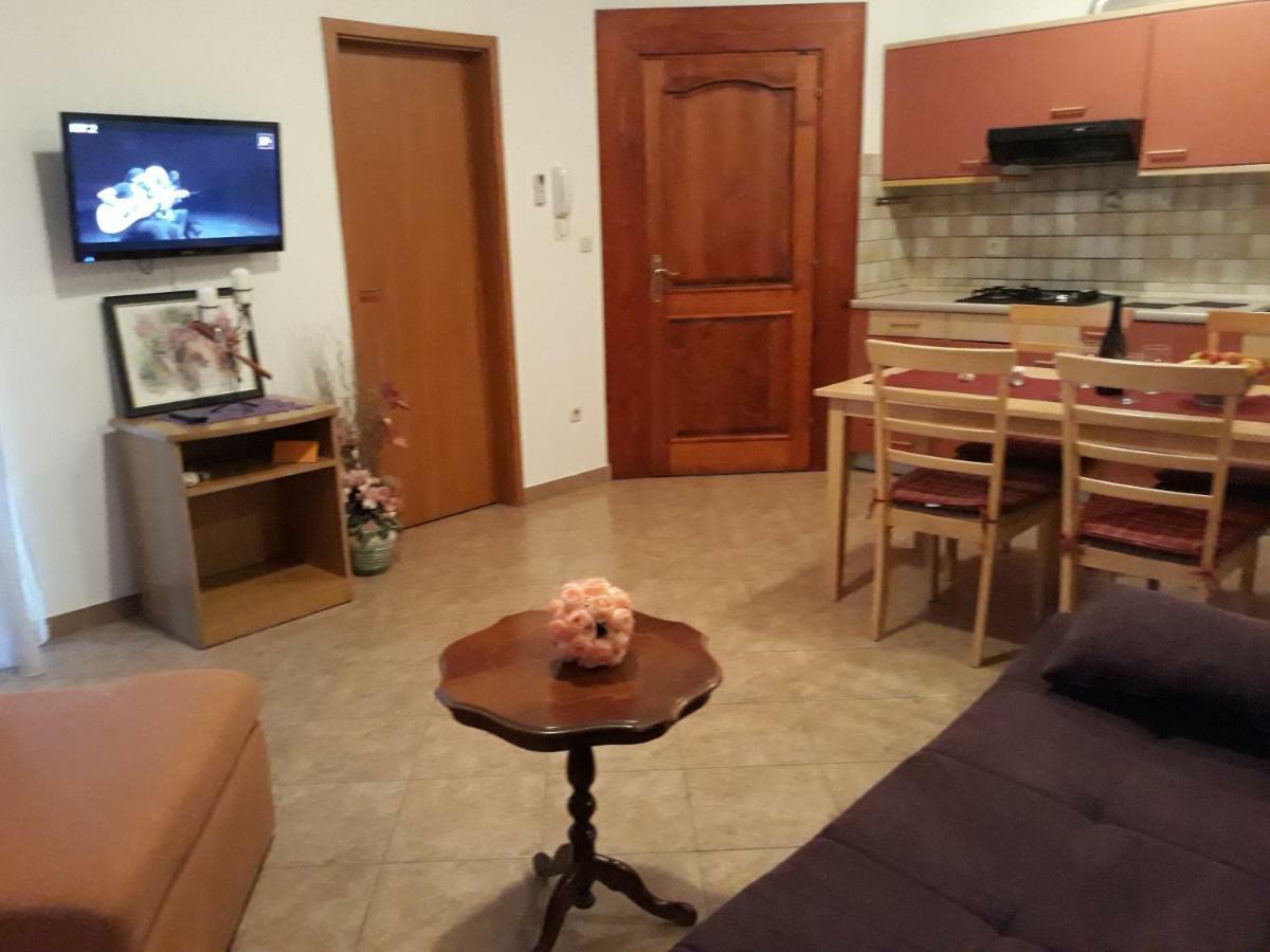 רוביני Family Apartments Suzi מראה חיצוני תמונה
